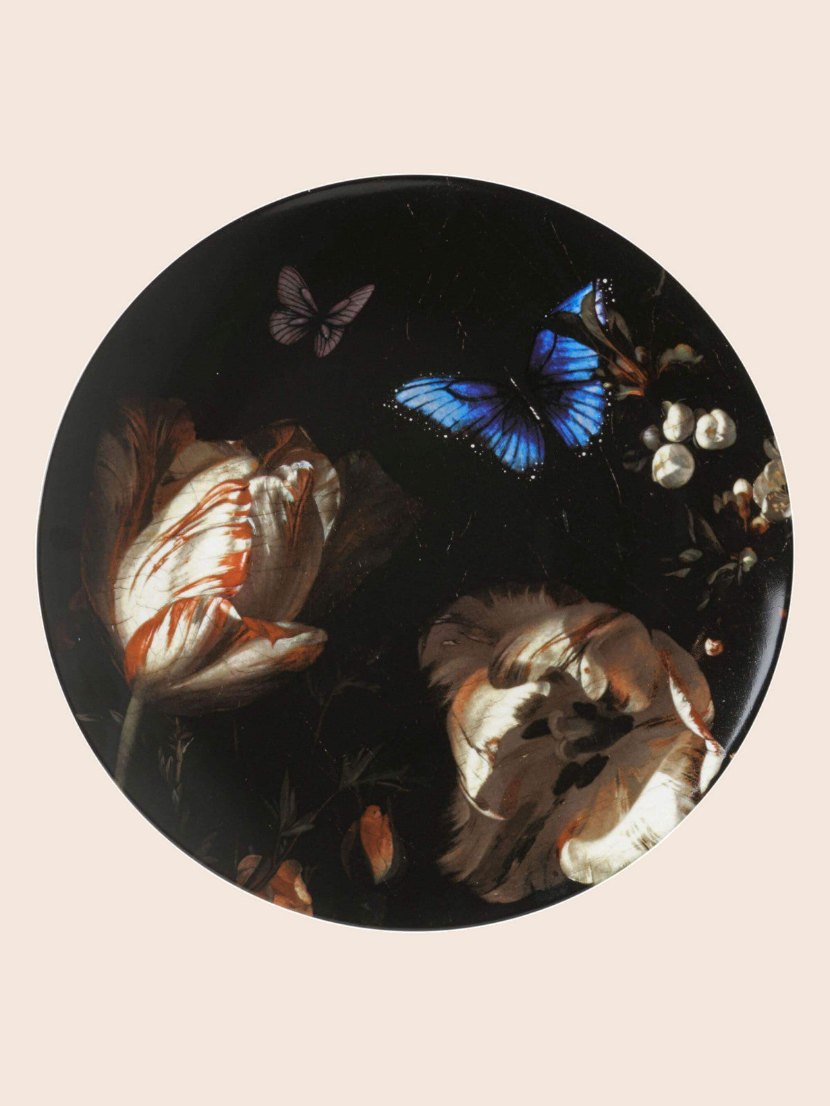 Wandbord Boomblauwtje 31 cm – Heinen Delfts Blauw tegen een zachte pastelachtergrond (perzik)