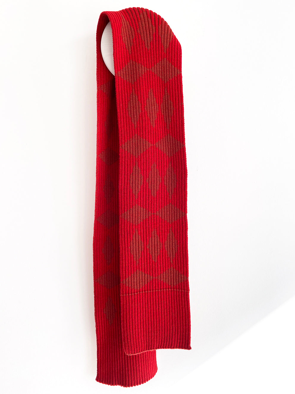 La Femme Garniture Romain in warm rood en roest met geometrisch patroon