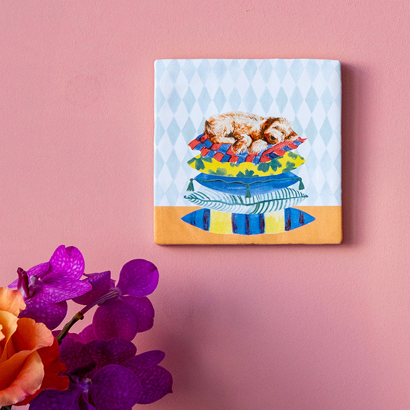 StoryTiles Sleepy dog: slapende hond op kussens in interieur
