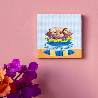 StoryTiles Sleepy dog: slapende hond op kussens in interieur