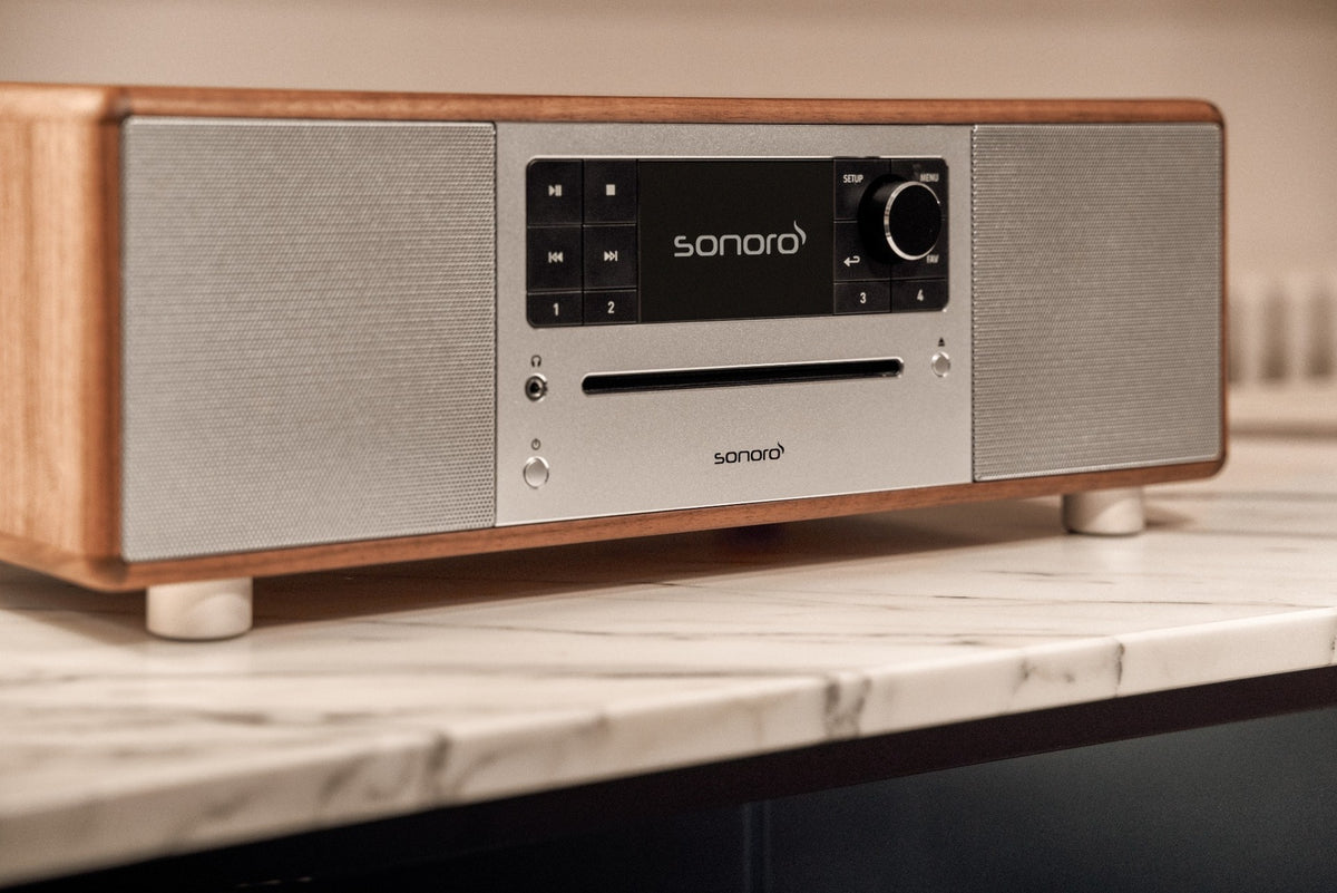 Sonoro PRESTIGE X Walnut op een marmeren meubel, officiële sfeerfoto