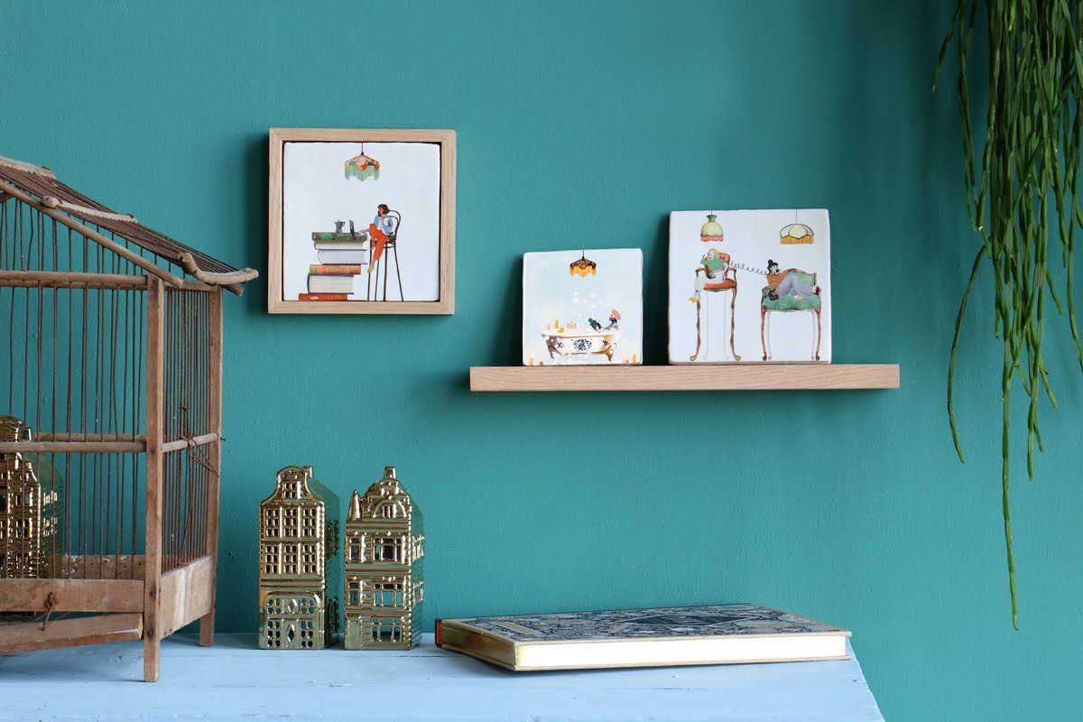 StoryTiles Badderen tegel als wanddecoratie aan een turquoise muur