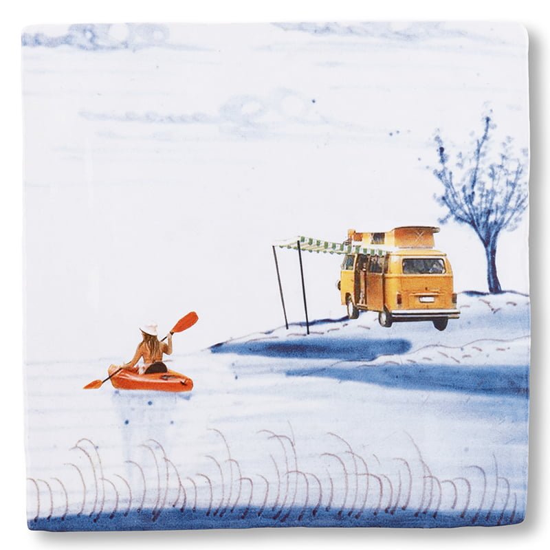StoryTiles Into the Wild – Delfts blauwe keramische tegel met camper en kano