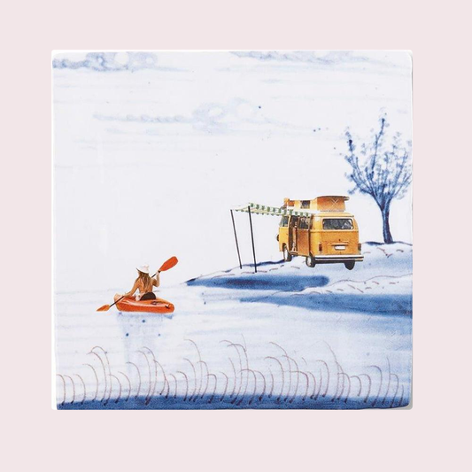 StoryTiles Into the Wild – keramische tegel 10x10 cm op pastelachtergrond