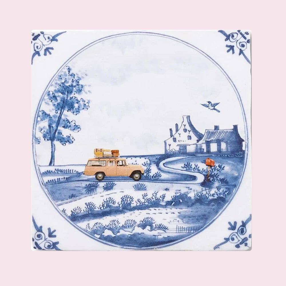 StoryTiles Oost west thuis best – tegel 10 × 10 cm op pastelachtergrond