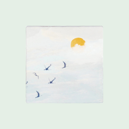 Achter de wolken schijnt de zon op pastelachtergrond