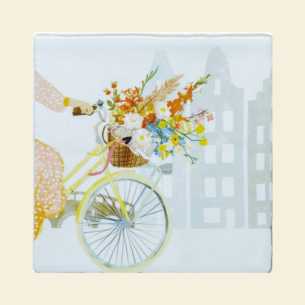 Vrolijkheid in een fietsmand op pastelachtergrond