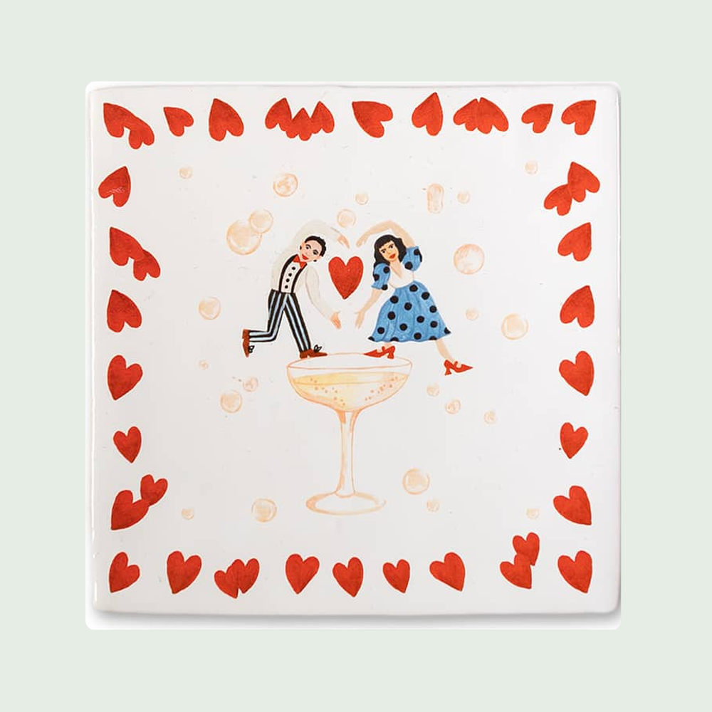 Proost op de liefde op pastelachtergrond