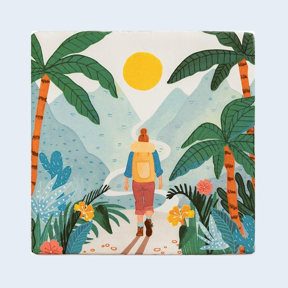 StoryTiles Op avontuur – keramische tegel 10x10 cm op pastelachtergrond