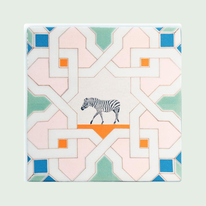 StoryTiles Zebra gespot – keramische tegel 10x10 cm op pastelachtergrond