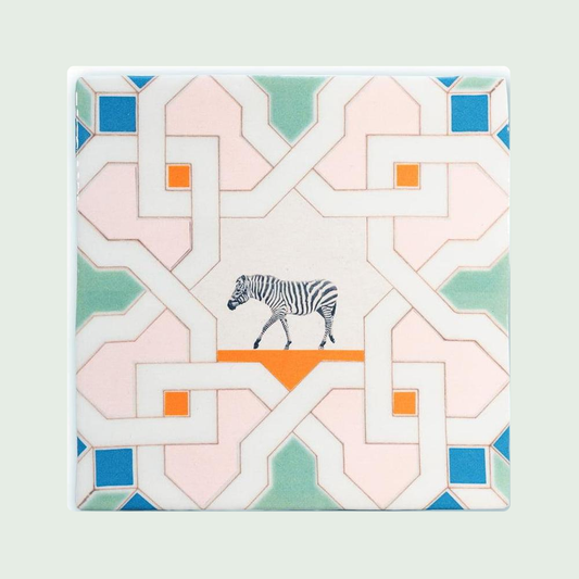 StoryTiles Zebra gespot – keramische tegel 10x10 cm op pastelachtergrond