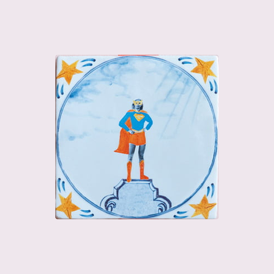 StoryTiles Superwoman, superheldin met rode cape op een keramische tegel van 10 x 10 cm