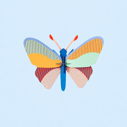 Studio ROOF Cleo Butterfly - productfoto op pastelachtergrond - vierkant met ruimte rondom