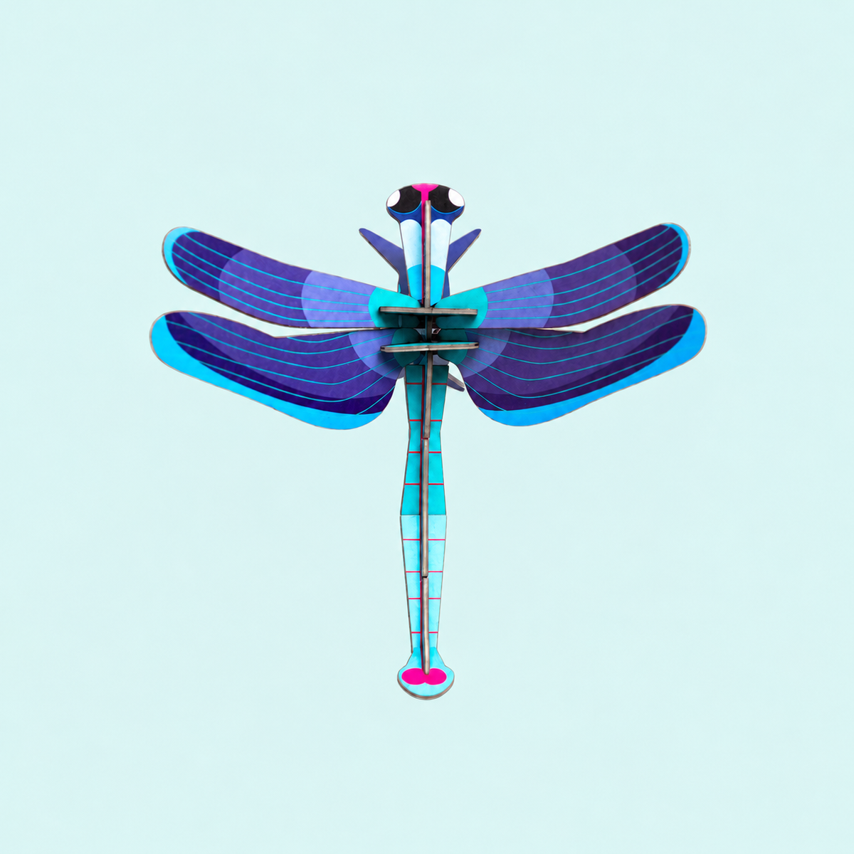 Studio ROOF Sapphire Dragonfly - productfoto op pastelachtergrond - vierkant met ruimte rondom
