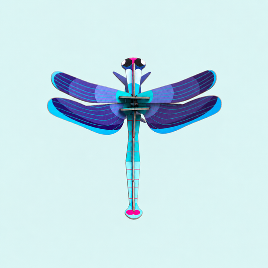 Studio ROOF Sapphire Dragonfly - productfoto op pastelachtergrond - vierkant met ruimte rondom