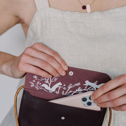 Keecie Hang On Aubergine gedragen als crossbody