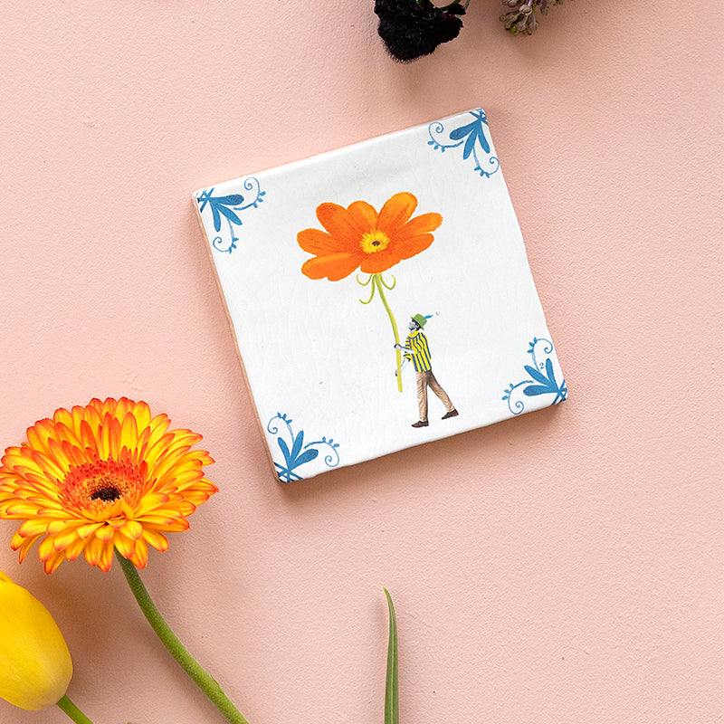 Detail van StoryTiles Bringing you a bloom tegel met rode bloem