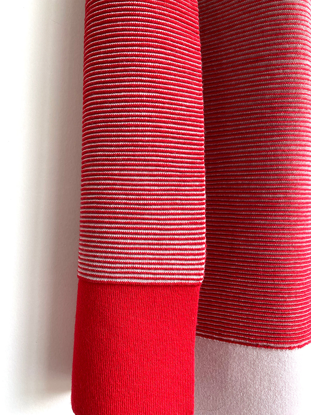 La Femme Garniture Hilly rood–poederroze, origineel detail van het ribbreisel en de effen uiteinden