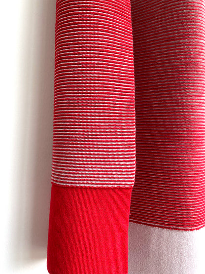 La Femme Garniture Hilly rood–poederroze, origineel detail van het ribbreisel en de effen uiteinden