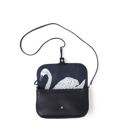 Detail van zwarte Keecie Wild Swan tas met zwanenprint