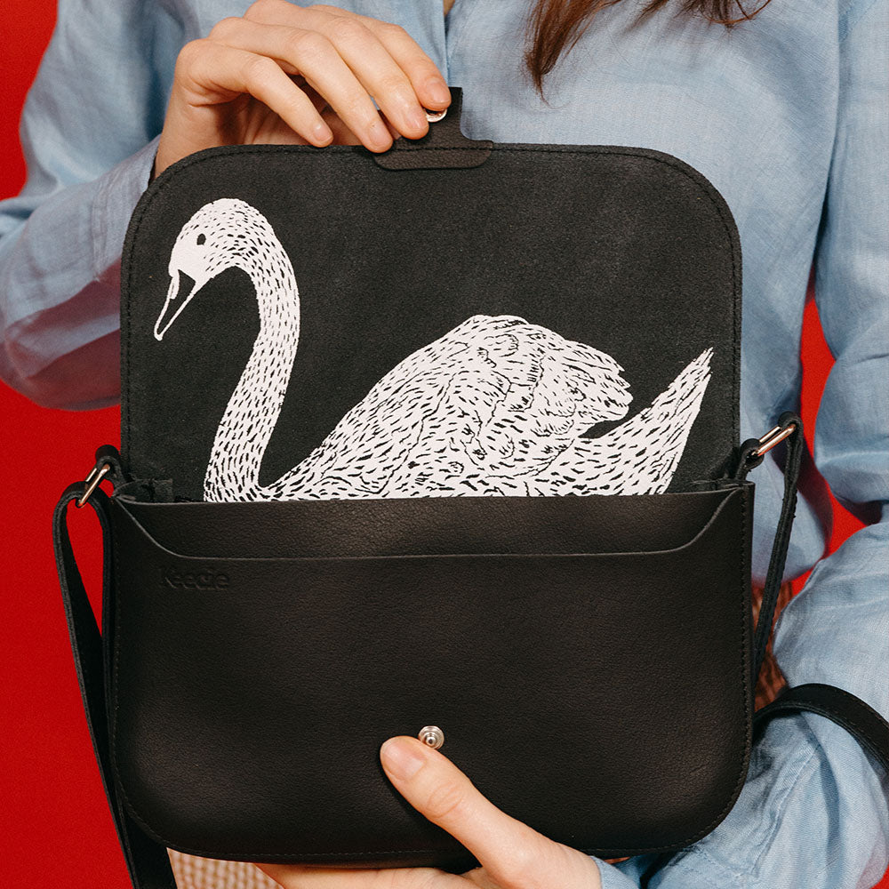 Keecie Wild Swan crossbody tas in zwart gedragen