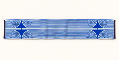 Wolvis ANNI mini cobalt, AI-bewerkte productfoto met kobaltblauw en lichtblauw geometrisch dessin