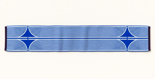 Wolvis ANNI mini cobalt, AI-bewerkte productfoto met kobaltblauw en lichtblauw geometrisch dessin