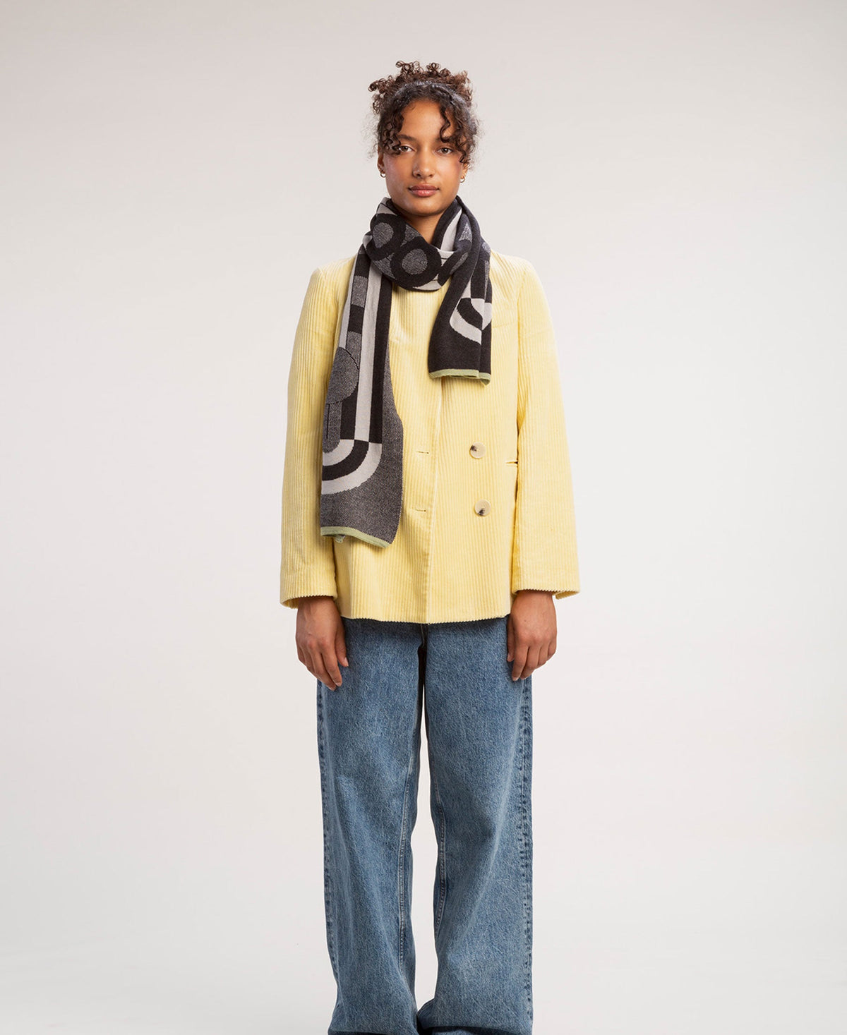 Wolvis Gunta midi charcoal – geometrische sjaal met lichtgroene rand, gedragen door model
