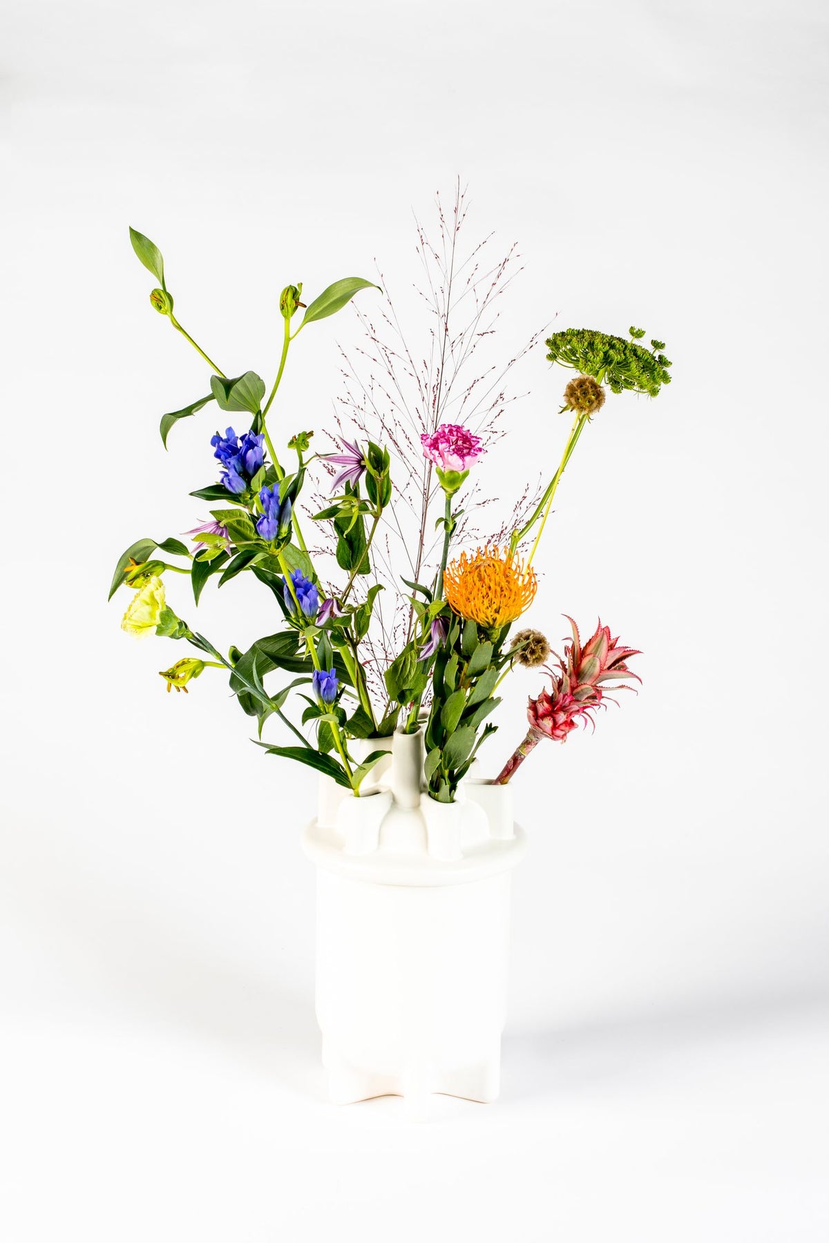 Zuiver Bassin vaas groot wit met losse kleurrijke bloemen; bloemen niet inbegrepen